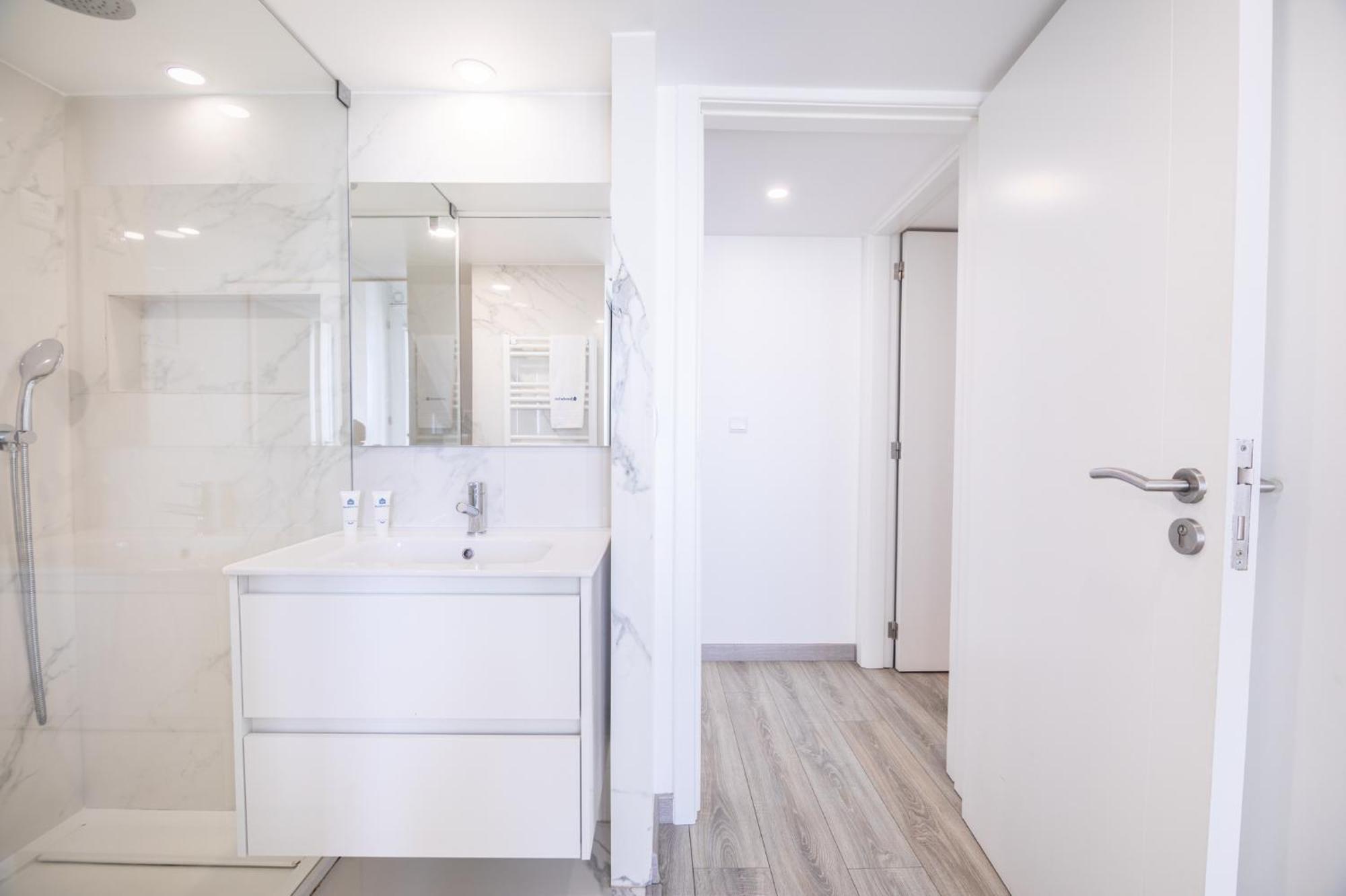Deluxe Spacious Flats W Mezzanine By Host Wise Appartement Porto Buitenkant foto